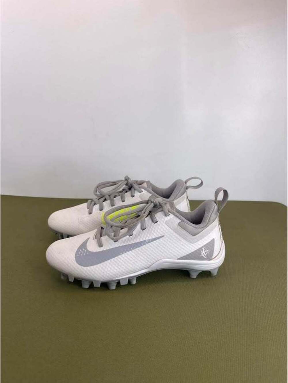 Nike Alpha Huarache Varsity Low BG Youth Cleats Size 4Y White Grey BQ4181-109